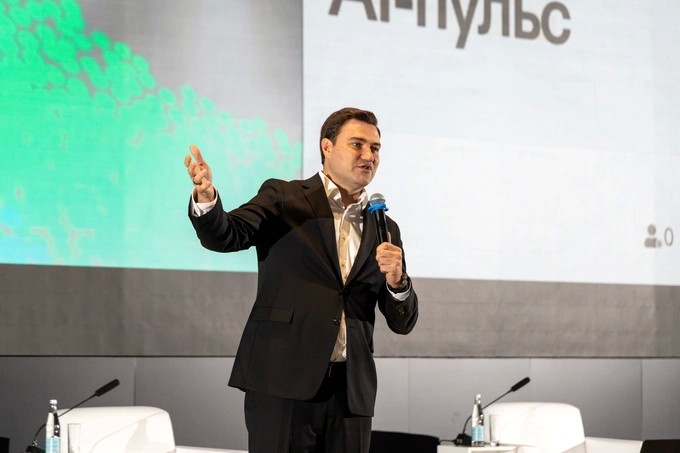 أوليغ بيكوس.