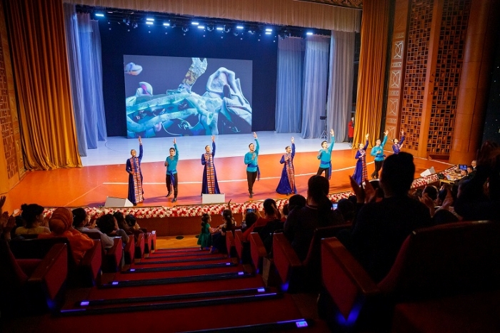 مشاركة الراقصين التركمان في الإقامة بين الثقافات.jpg