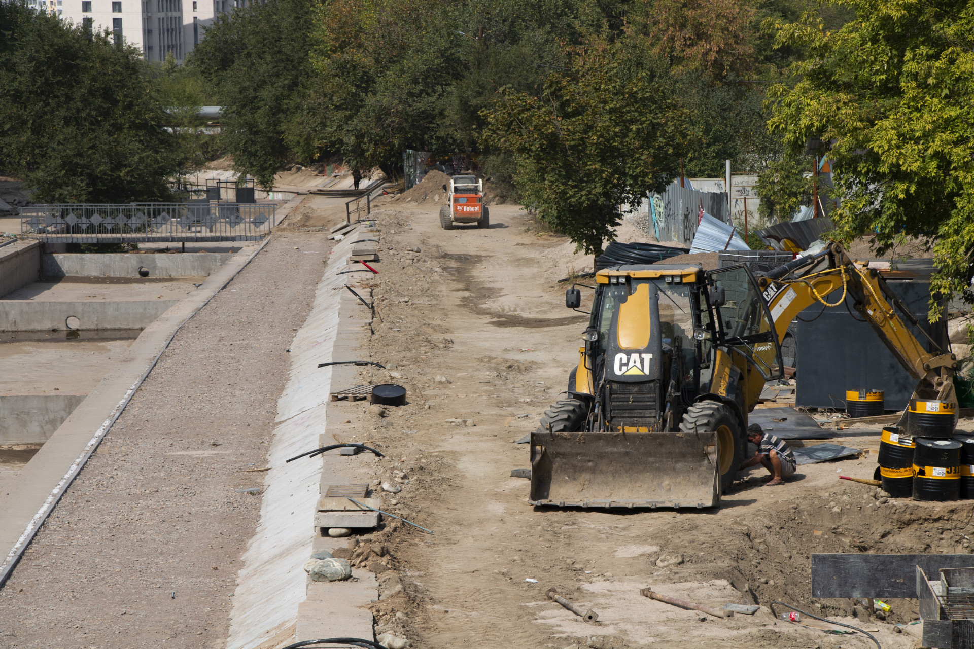 أعمال في مجرى النهر أسفل شارع تورايغيروف، إعادة بناء نهر ألماطينكا الكبير