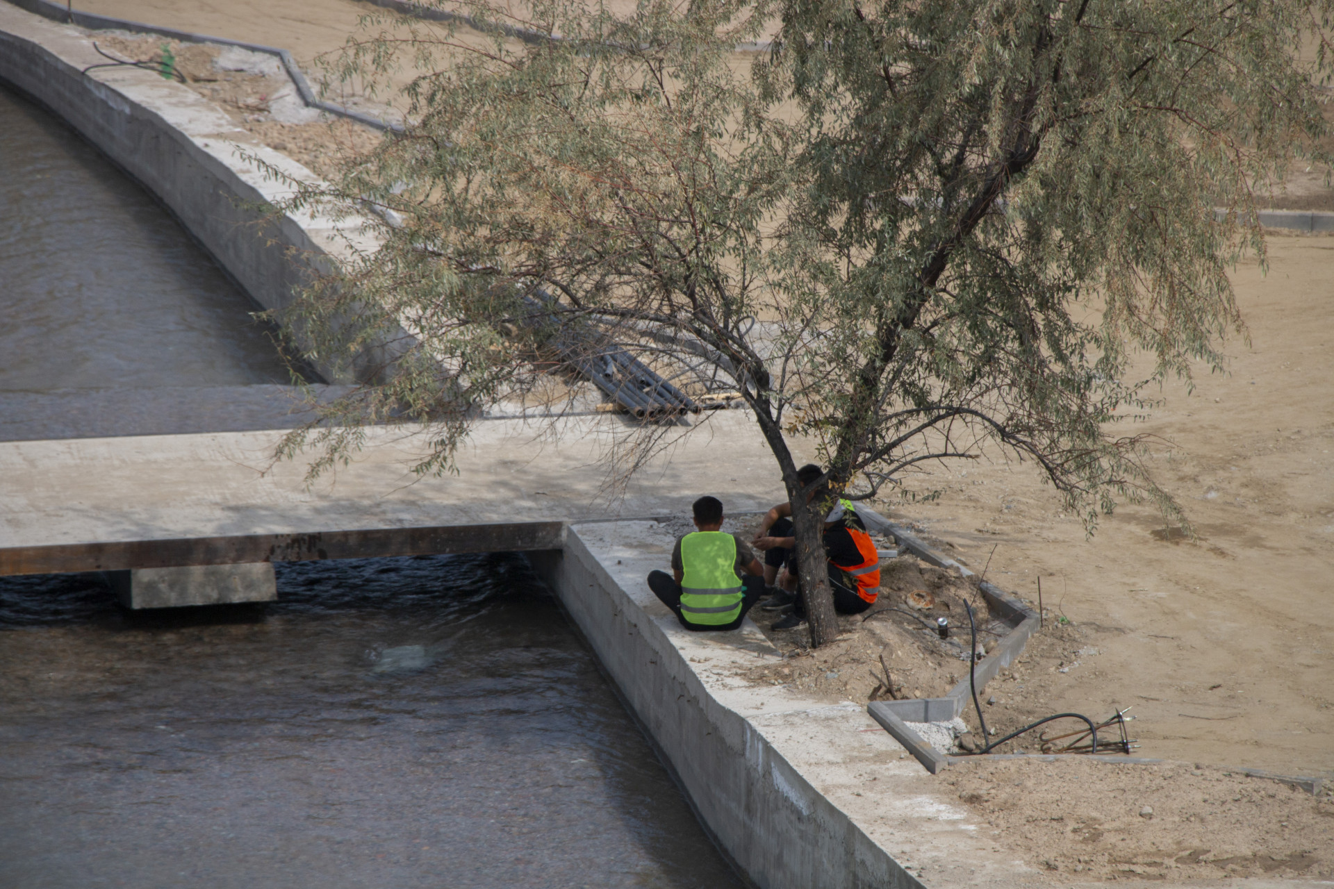 العمال الذين يقومون بإعادة بناء 