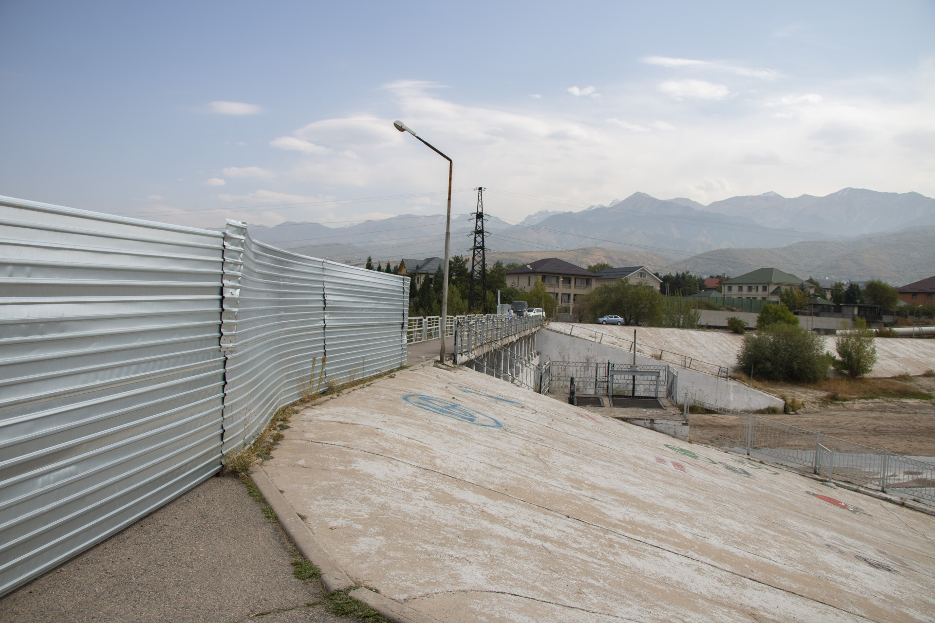 سياج يحيط بموقع البناء حيث يتم إعادة بناء 