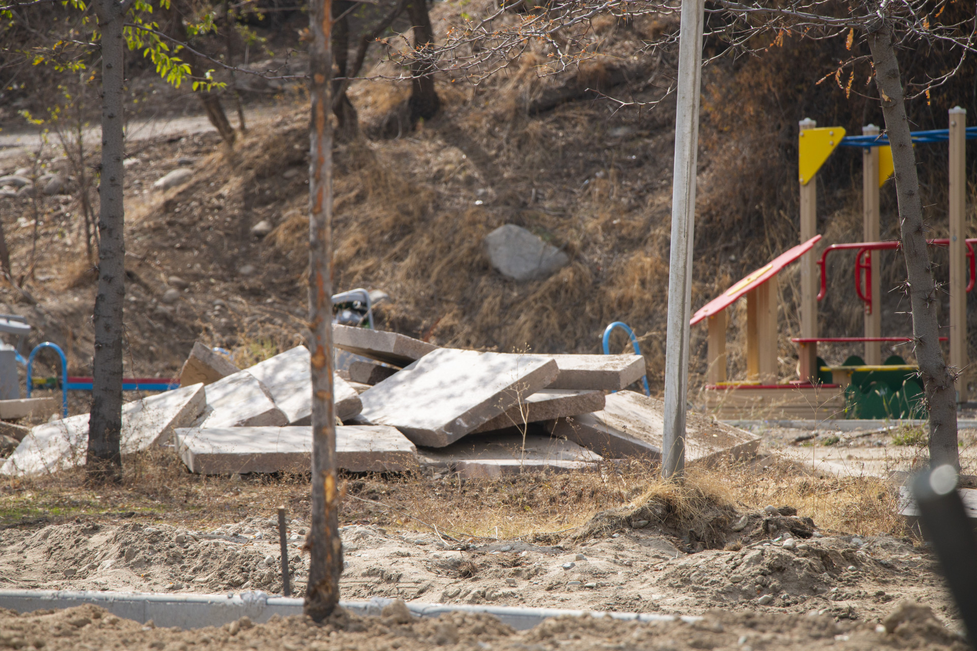 شاطئ ألماطينكا الكبرى، طين، مواد بناء، إعادة بناء