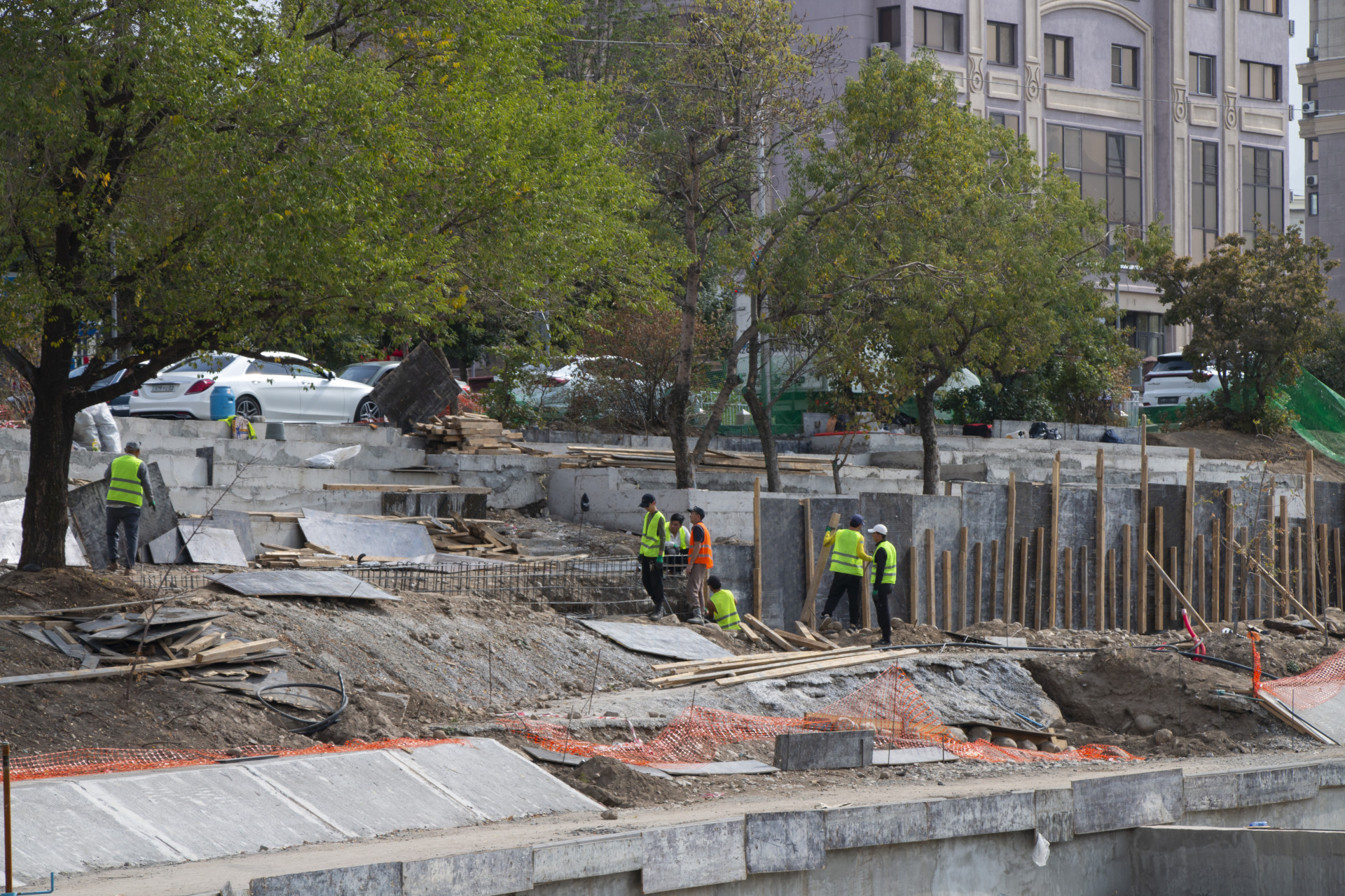 يعمل العمال على بناء السلالم والممرات للنزول إلى النهر، إعادة تأهيل نهر ألماطينكا الكبير