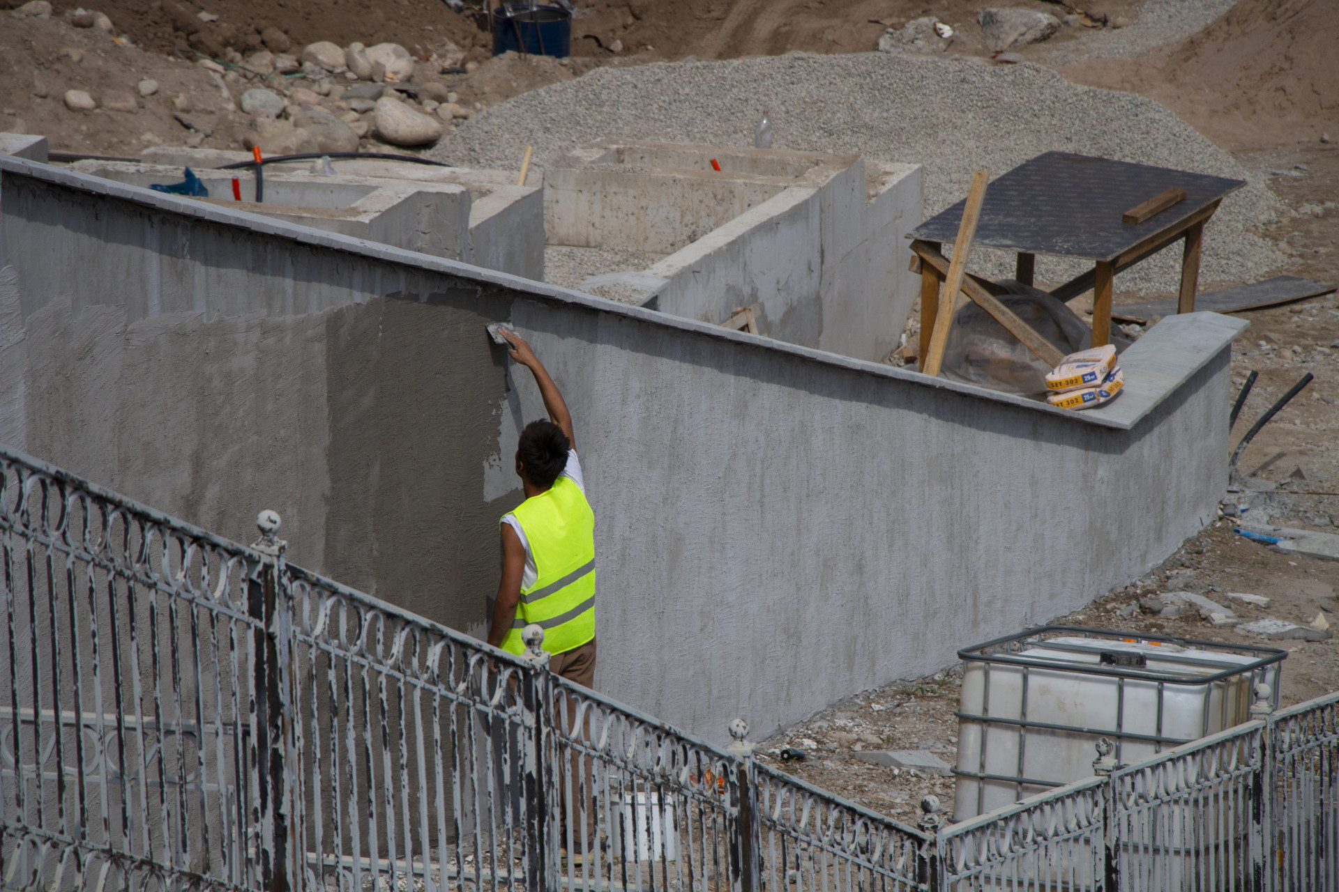 العمال يقومون بتجهيز كاسكيد في ألما آتا الكبرى، إعادة بناء، سبتمبر 2025