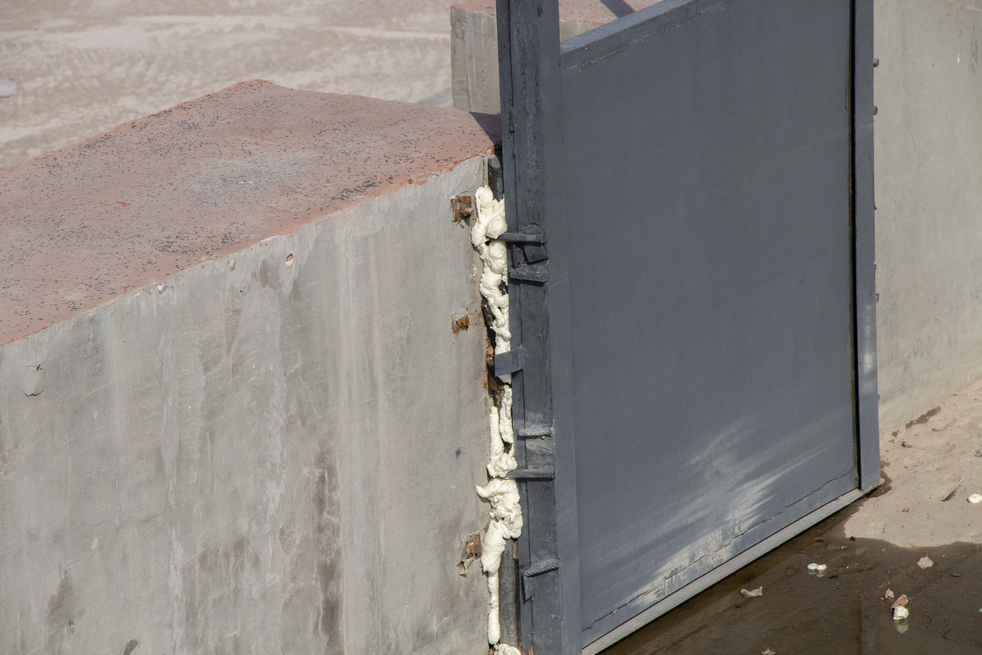 تم تثبيت الأبواب الحديدية على شلالات ألما أتا الكبرى باستخدام رغوة تركيب عادية، إعادة الإعمار، سبتمبر 2025.