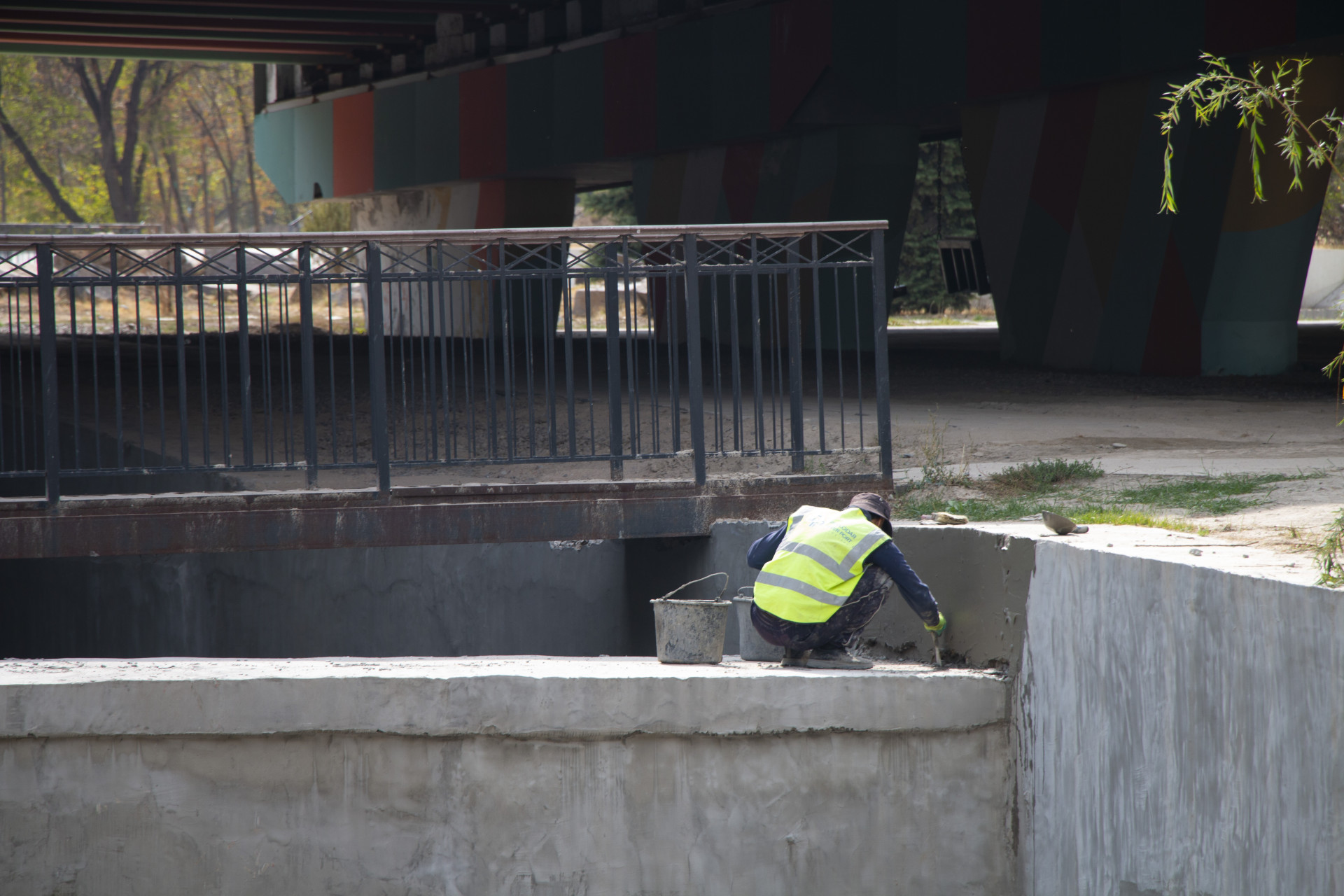 العمال يقومون بتجهيز مجرى نهر الخرسانة، إعادة بناء نهر ألماطينكا الكبير