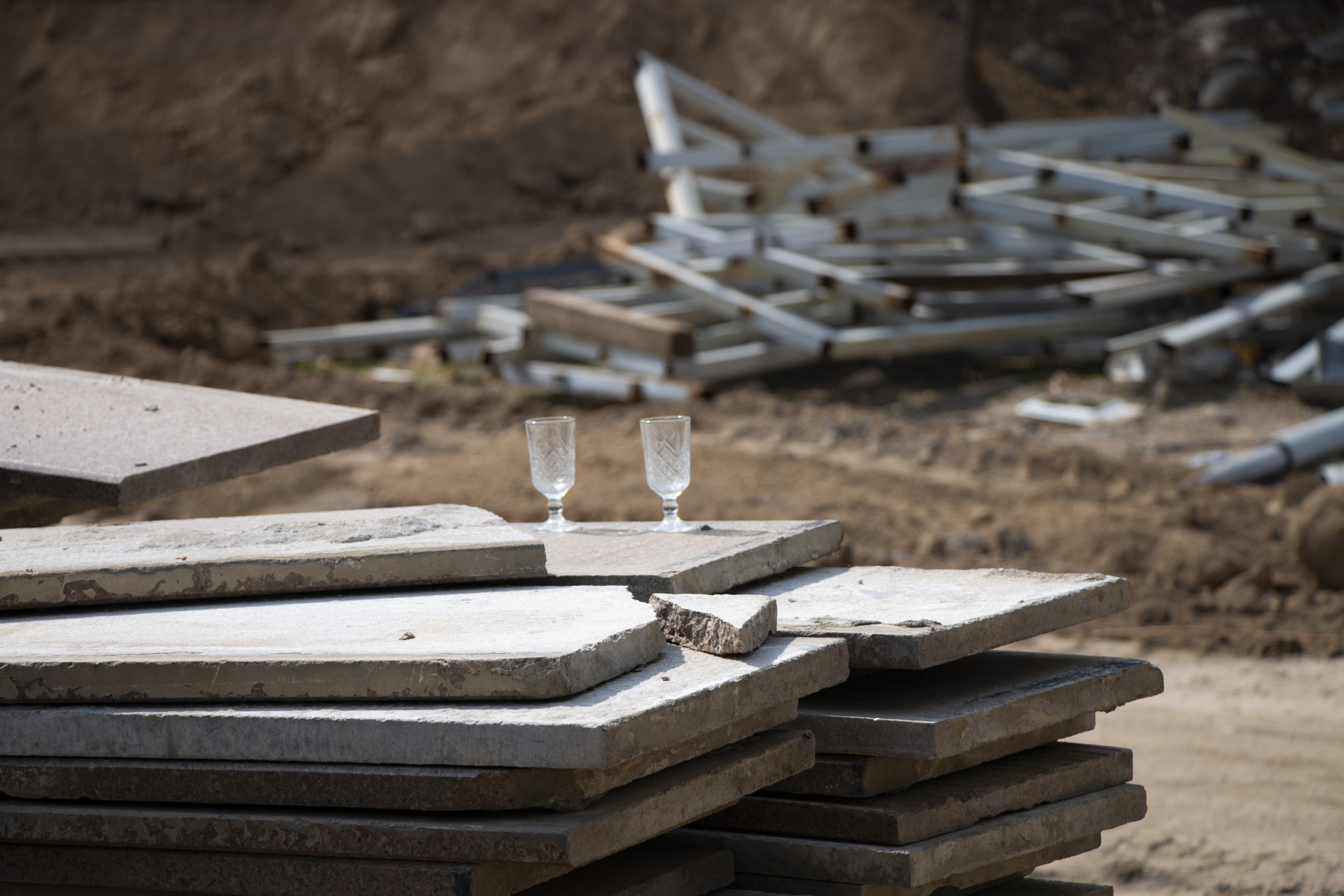 كأسان فارغتان على ألواح جرانيتية، ألماطينكا الكبرى، إعادة بناء