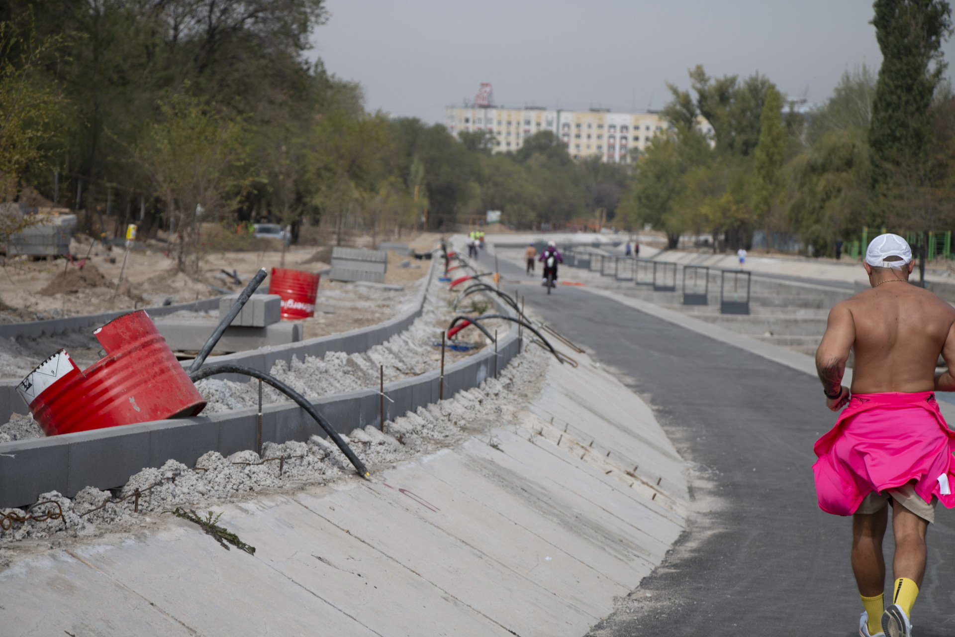 عداء على كورنيش ألماطين الكبرى، حيث يتم إجراء أعمال إعادة الإعمار، سبتمبر 2025