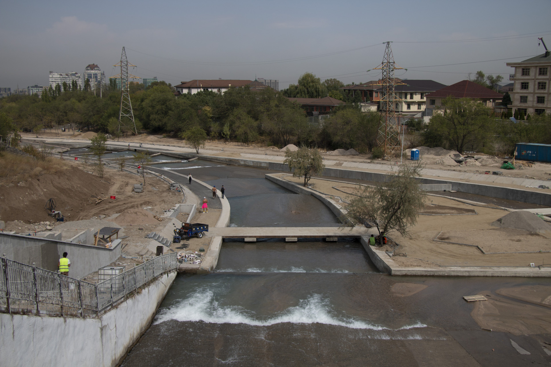منظر على نهر ألما أتا الكبير من الجسر المشاة في منطقة الفارابي