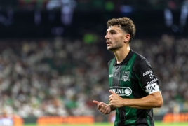 يقول سبيرتسيان إن اتهامات العنصرية لا أساس لها ومسيئة.