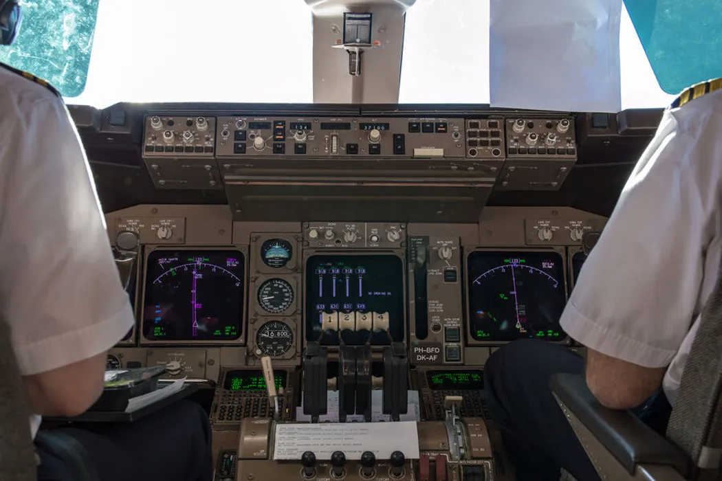 اندلاع حريق بطائرة تقل 179 راكباً في الولايات المتحدة وإشعال المدرج أثناء هبوط اضطراري