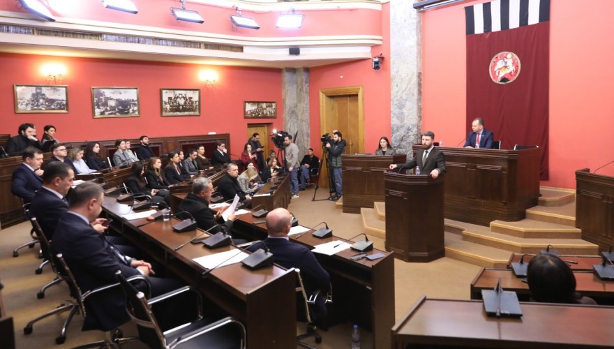 لجنة برلمانية جورجية تقرّ تعديلات تمنح استثناءات لمكافآت متدربي الخارجية في الخارج