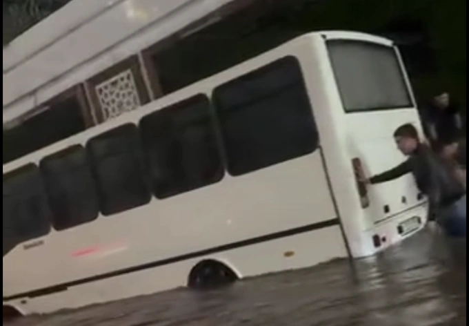 أمطار غزيرة تغرق Tashkent بعد هطول أكثر من نصف المعدل الشهري خلال يوم واحد