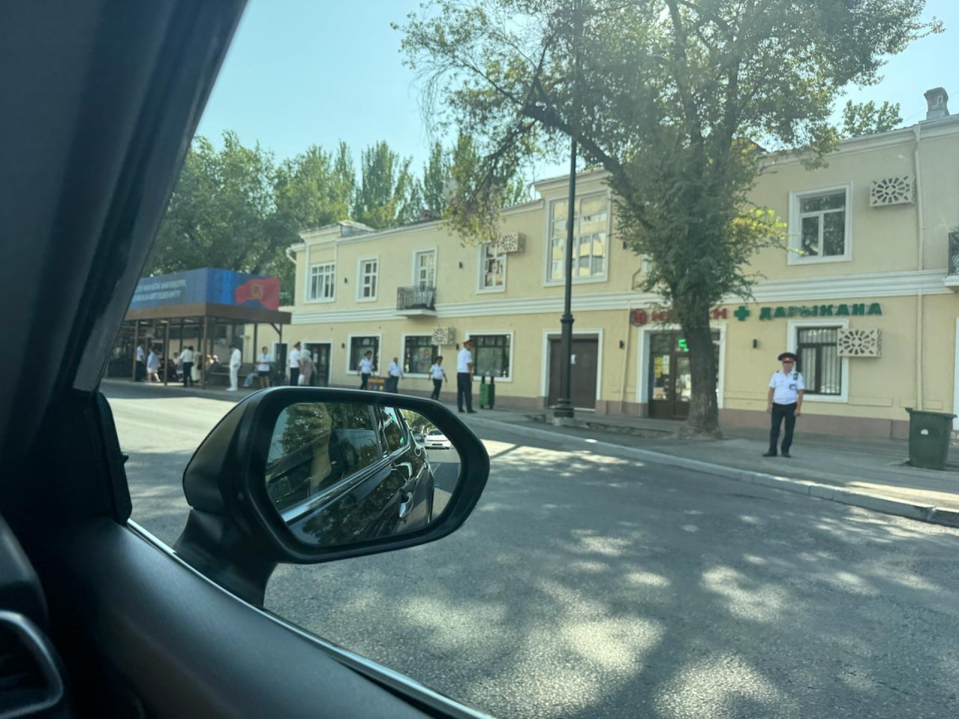 Милиционеры на проспекте Чынгыза Айтматова в Бишкеке 30 августа